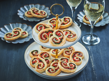 Puff pastry appetizers with spinach, smoked salmon and Boursin